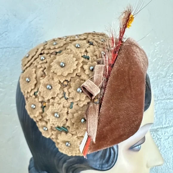 REFINED 1950's VELOUR & FELT "FLOWERS" COCKTAIL HAT